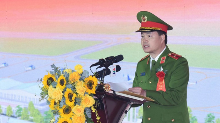 Thiếu tướng Nguyễn Ngọc Vân, Tư lệnh Bộ Tư lệnh Cảnh sát cơ động - Bộ Công an, báo cáo tại Lễ khởi công. (Ảnh: Trần Hải)