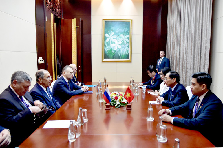 Phó Thủ tướng, Bộ trưởng Ngoại giao Bùi Thanh Sơn gặp Bộ trưởng Ngoại giao LB Nga Sergei Lavrov. (Ảnh: Quang Hòa).