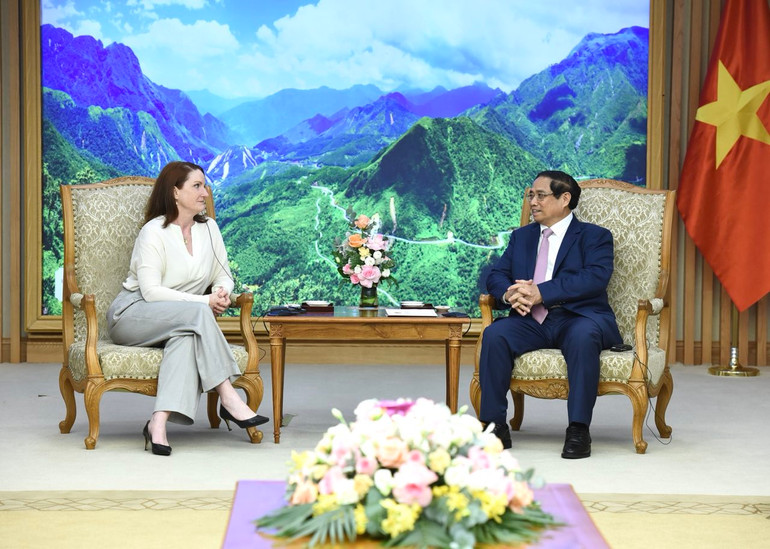 Thủ tướng Phạm Minh Chính và Đại sứ New Zealand tại Việt Nam Caroline Beresford (Ảnh: Trần Hải).