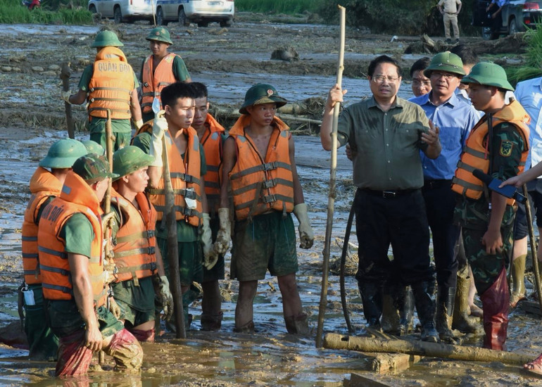 Thủ tướng Phạm Minh Chính thăm hỏi lực lượng quân đội tham gia tìm kiếm người mất tích tại Làng Nủ. (Ảnh: TRẦN HẢI)