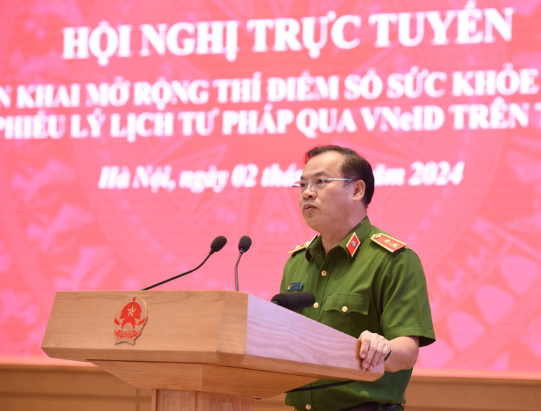 Đại diện lãnh đạo Bộ Công an báo cáo tại Hội nghị. (Ảnh: TRẦN HẢI)