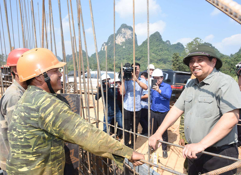 Thủ tướng Phạm Minh Chính thăm hỏi các công nhân đang thi công trên công trường. (Ảnh: Trần Hải)