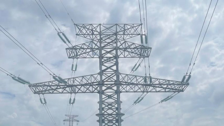 Khoảng cột vượt biên giới nối liền hệ thống điện Việt Nam-Lào (Ảnh: EVN).