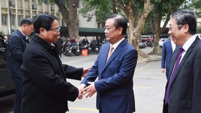 Thủ tướng Phạm Minh Chính với lãnh đạo Bộ Nông nghiệp và Phát triển nông thôn. (Ảnh: TRẦN HẢI)