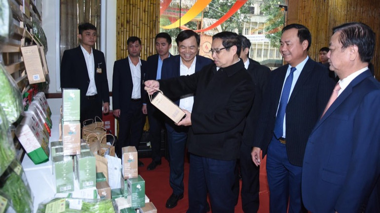 Thủ tướng Phạm Minh Chính thăm gian hàng trưng bày các sản phẩm OCOP tiêu biểu. (Ảnh: TRẦN HẢI)