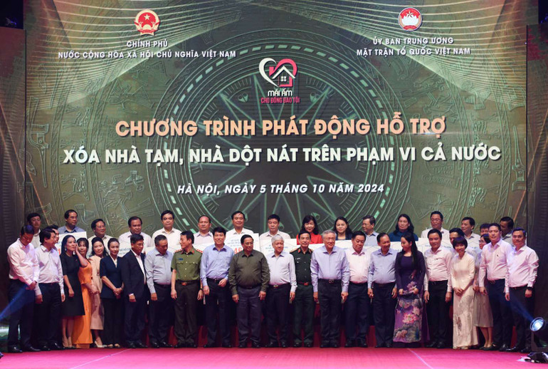 Thủ tướng Phạm Minh Chính và các đồng chí lãnh đạo chúc mừng các đơn vị ủng hộ chương trình. (Ảnh: Trần Hải)