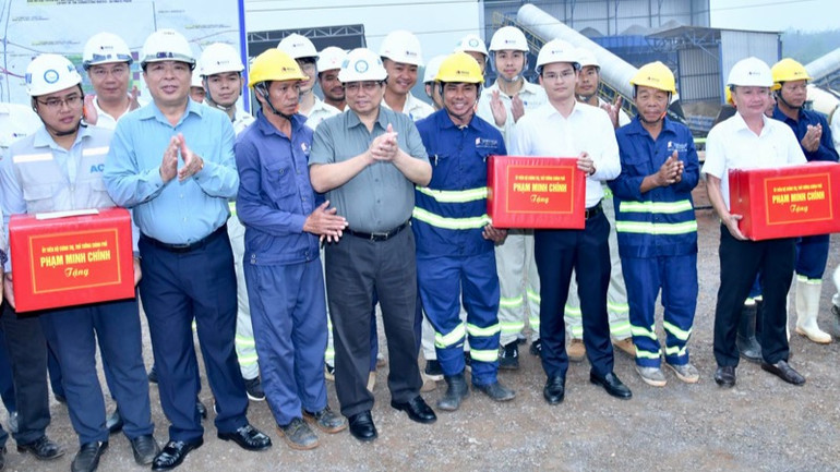 Thủ tướng Phạm Minh Chính tặng quà động viên các đơn vị đang thi công Dự án cao tốc Biên Hòa-Vũng Tàu. (Ảnh: THANH GIANG)