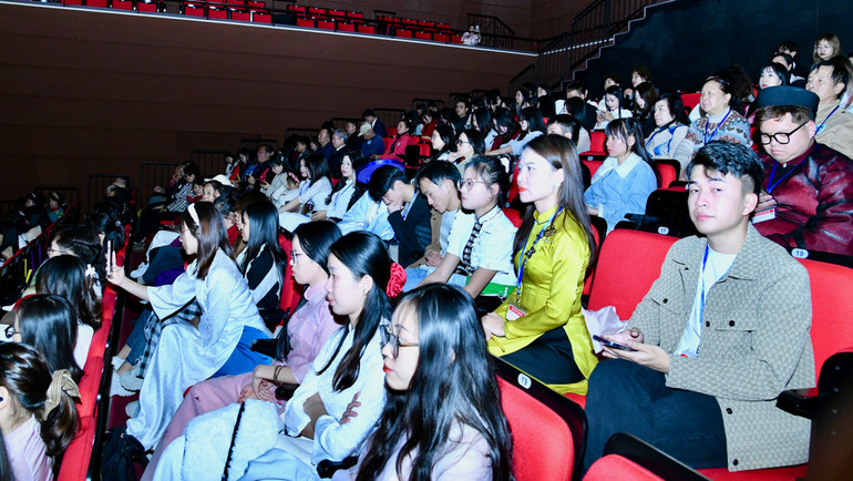 Bà con cộng đồng, sinh viên Việt Nam tại Côn Minh tham dự buổi gặp gỡ. (Ảnh: Thanh Giang)