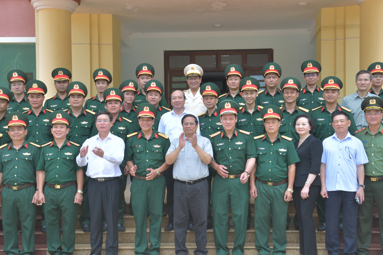 Thủ tướng Phạm Minh Chính với lãnh đạo Bộ Chỉ huy Quân sự tỉnh Đắk Lắk. Thủ tướng Phạm Minh Chính với lãnh đạo Bộ Chỉ huy Quân sự tỉnh Đắk Lắk.