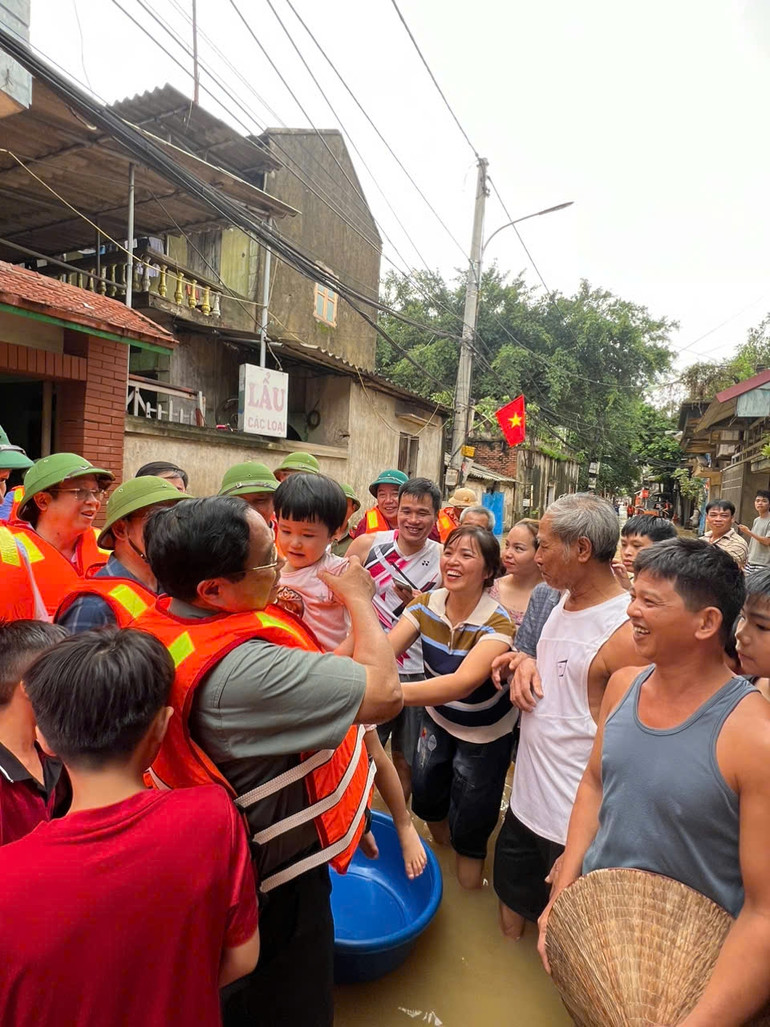 Thủ tướng Phạm Minh Chính với bà con nhân dân xã Vân Hà.