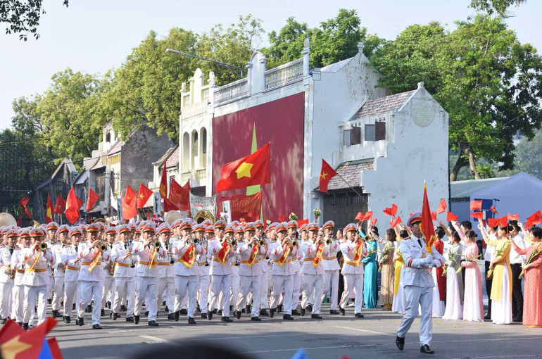 Đội quân nhạc diễu hành tại sự kiện. (Ảnh: Trần Hải)