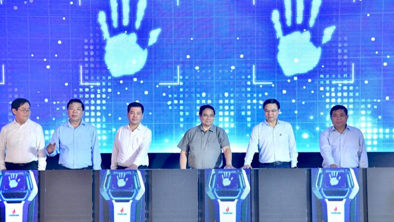 Thủ tướng Phạm Minh Chính và các đồng chí lãnh đạo thực hiện nghi thức khởi công các trạm biến áp - dự án Baltica 02. (Ảnh: Thanh Giang)