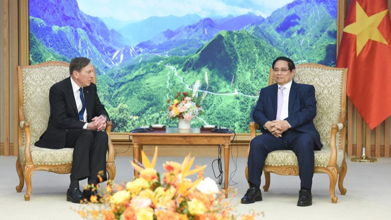 Thủ tướng Phạm Minh Chính tiếp ông David Petraeus - một trong những đồng sở hữu Quỹ đầu tư KKR (Hoa Kỳ). (Ảnh: TRẦN HẢI) Thủ tướng Phạm Minh Chính tiếp ông David Petraeus - một trong những đồng sở hữu Quỹ đầu tư KKR (Hoa Kỳ). (Ảnh: TRẦN HẢI)