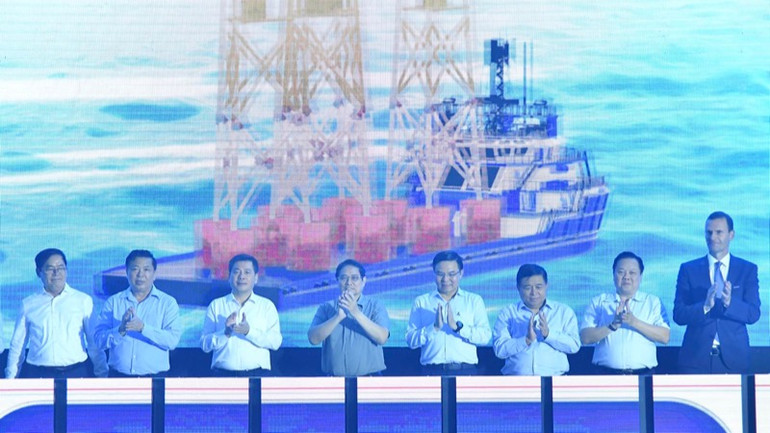 Thủ tướng Phạm Minh Chính và các đồng chí lãnh đạo, đại biểu thực hiện nghi thức hạ thuỷ và bàn giao lô chân đế điện gió ngoài khơi. (Ảnh: Thanh Giang)