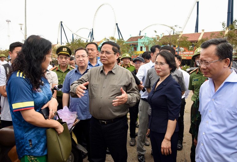 Thủ tướng Phạm Minh Chính thăm hỏi một người dân bị bão làm sập nhà cửa ở thành phố Hạ Long (Ảnh: TRẦN HẢI).
