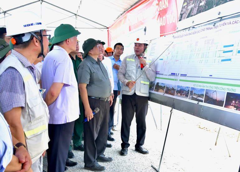 Thủ tướng Phạm Minh Chính nghe báo cáo về tiến độ dự án. (Ảnh: THANH GIANG) Thủ tướng Phạm Minh Chính nghe báo cáo về tiến độ dự án. (Ảnh: THANH GIANG)