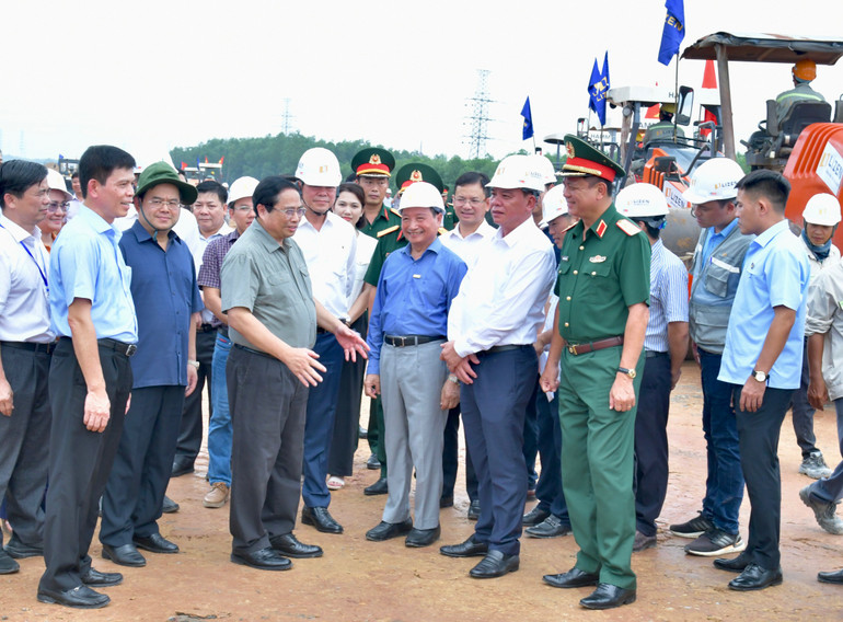 Thủ tướng Phạm Minh Chính thị sát công trường xây dựng dự án cao tốc Biên Hòa-Vũng Tàu giai đoạn 1 trên địa bàn huyện Long Thành, tỉnh Đồng Nai. (Ảnh: THANH GIANG)