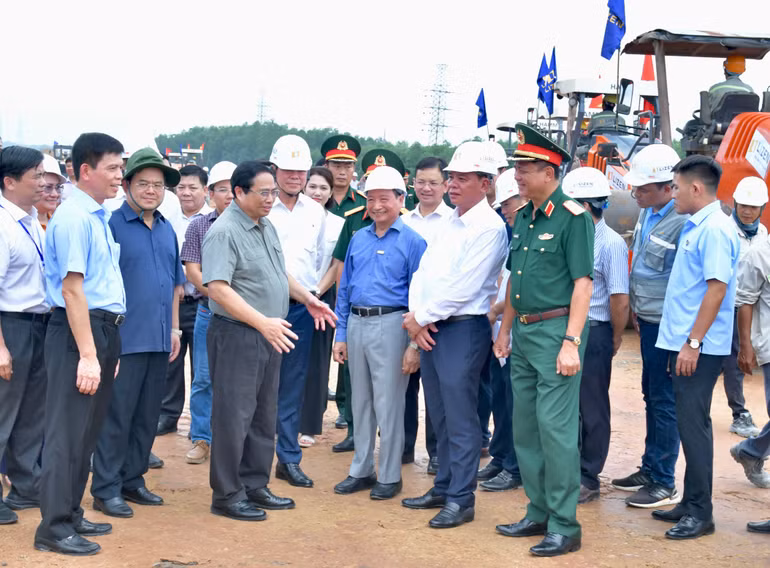 Thủ tướng Phạm Minh Chính thị sát công trường xây dựng dự án cao tốc Biên Hòa-Vũng Tàu giai đoạn 1 trên địa bàn huyện Long Thành, tỉnh Đồng Nai. (Ảnh: THANH GIANG) Thủ tướng Phạm Minh Chính thị sát công trường xây dựng dự án cao tốc Biên Hòa-Vũng Tàu giai đoạn 1 trên địa bàn huyện Long Thành, tỉnh Đồng Nai. (Ảnh: THANH GIANG)