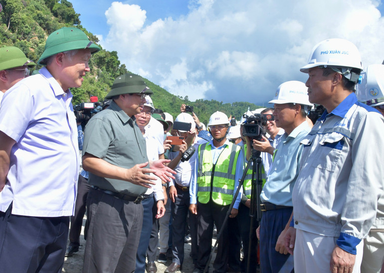 Thủ tướng Phạm Minh Chính thăm hỏi, động viên kỹ sư, công nhân trên công trường. (Ảnh: THANH GIANG) Thủ tướng Phạm Minh Chính thăm hỏi, động viên kỹ sư, công nhân trên công trường. (Ảnh: THANH GIANG)