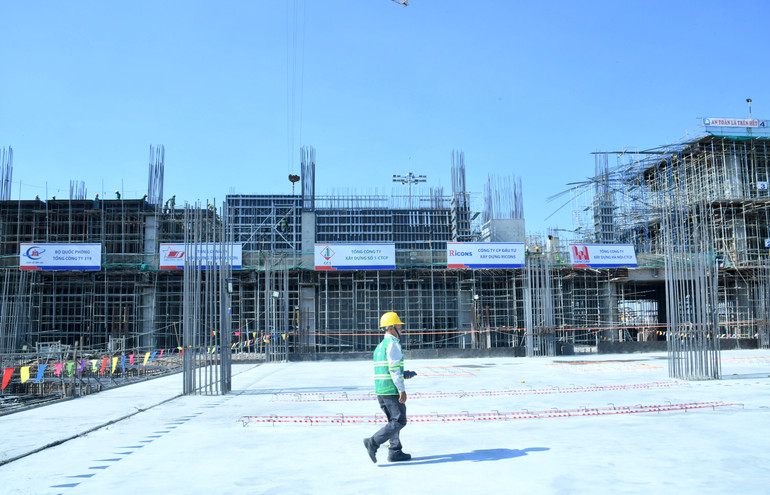 Một góc công trường xây dựng Nhà ga hành khách T3 Cảng hàng không quốc tế Tân Sơn Nhất. Ảnh: THANH GIANG