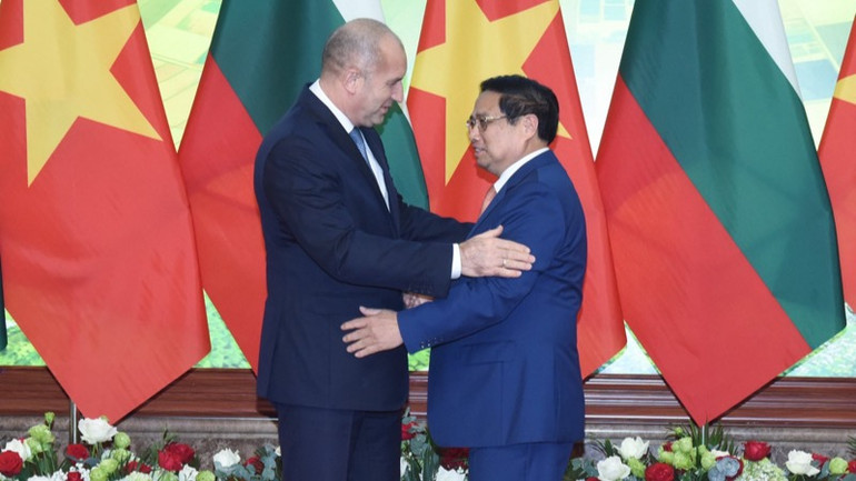 Thủ tướng Chính phủ Phạm Minh Chính và Tổng thống Bulgaria Rumen Radev. (Ảnh: Trần Hải)