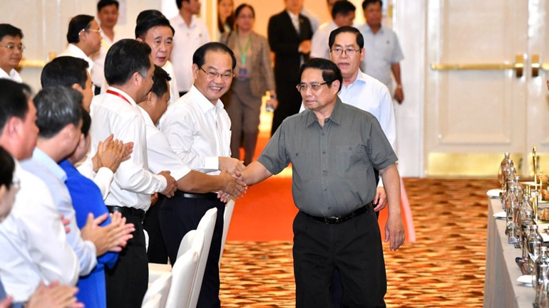 Thủ tướng Phạm Minh Chính với các đại diện lãnh đạo các tỉnh, thành phố vùng Đông Nam Bộ tham dự hội nghị. (Ảnh: THANH GIANG) Thủ tướng Phạm Minh Chính với các đại diện lãnh đạo các tỉnh, thành phố vùng Đông Nam Bộ tham dự hội nghị. (Ảnh: THANH GIANG)