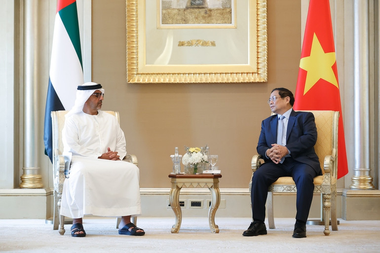 Thủ tướng Phạm Minh Chính tiếp ông Sheikh Hamed Bin Zayed Al Nahyan, Giám đốc Quỹ Đầu tư Quốc gia Abu Dhabi (ADIA). (Ảnh: Nhật Bắc/VGP)