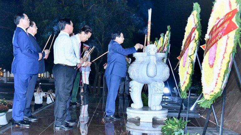 Thủ tướng Phạm Minh Chính và các đồng chí lãnh đạo Đảng, Nhà nước dâng hương tưởng niệm các Anh hùng liệt sĩ tại Đài tưởng niệm Chiến thắng Bình Giã. (Ảnh: THANH GIANG)