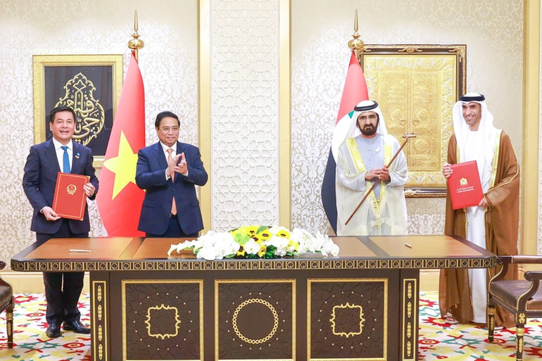 Thủ tướng Phạm Minh Chính và Phó Tổng thống kiêm Thủ tướng UAE Sheikh Mohammed bin Rashid Al Maktoum chứng kiến lễ ký Hiệp định CEPA (Ảnh: Nhật Bắc/VGP).