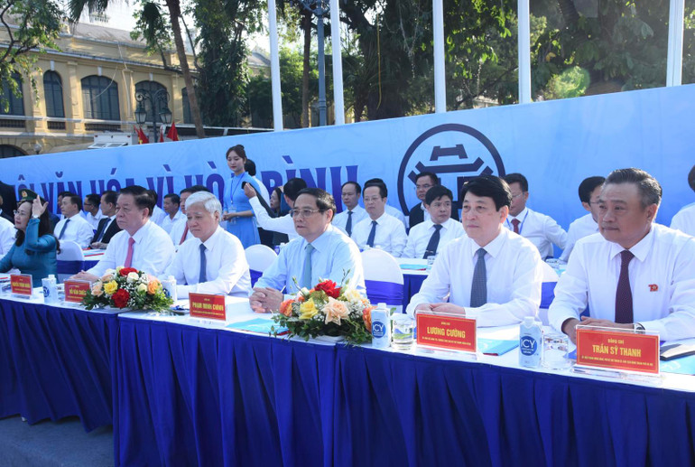 Thủ tướng Phạm Minh Chính và các đồng chí lãnh đạo tham dự chương trình “Ngày hội Văn hóa vì hòa bình”. (Ảnh: Trần Hải)