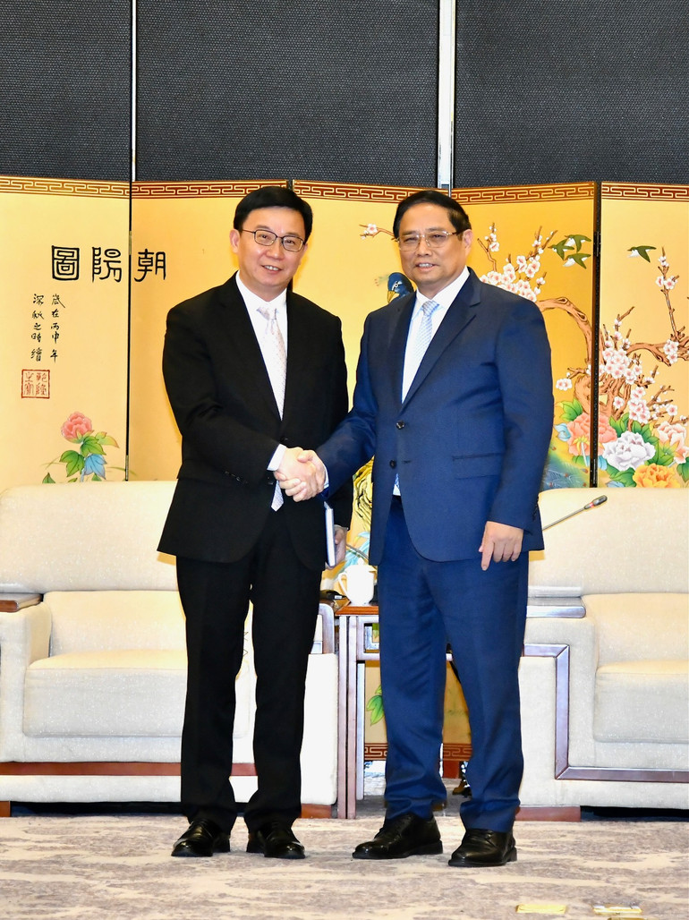 Thủ tướng Phạm Minh Chính và ông Ngụy Ứng Bưu, Phó Tổng Giám đốc thường trực Tập đoàn Máy bay thương mại Trung Quốc (COMAC). (Ảnh: THANH GIANG)