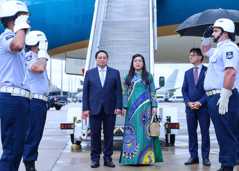 Thủ tướng Phạm Minh Chính và Phu nhân tới Rio de Janeiro bắt đầu tham dự Hội nghị Thượng đỉnh G20 (Ảnh: Nhật Bắc/VGP).