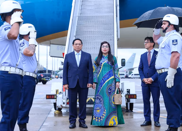 Thủ tướng Phạm Minh Chính và Phu nhân tới Rio de Janeiro bắt đầu tham dự Hội nghị Thượng đỉnh G20 (Ảnh: Nhật Bắc/VGP).