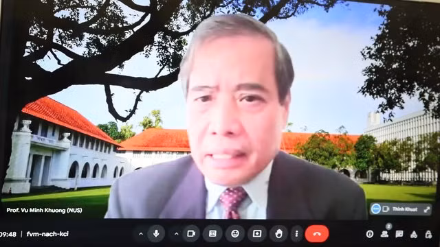 GS, TS Vũ Minh Khương tham dự trực tuyến từ Singapore. (Ảnh: VGP) GS, TS Vũ Minh Khương tham dự trực tuyến từ Singapore. (Ảnh: VGP)