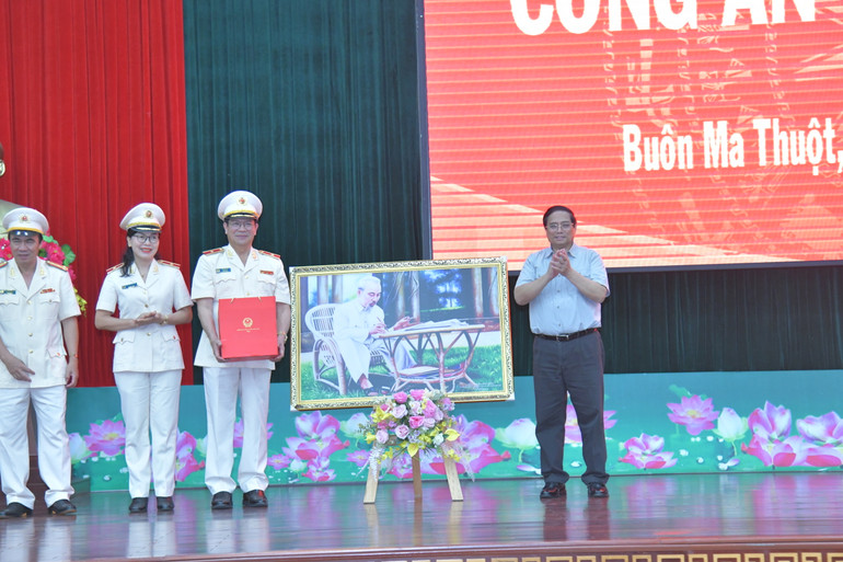 Thủ tướng Phạm Minh Chính tặng quà lưu niệm cho Công an tỉnh Đắk Lắk. Thủ tướng Phạm Minh Chính tặng quà lưu niệm cho Công an tỉnh Đắk Lắk.