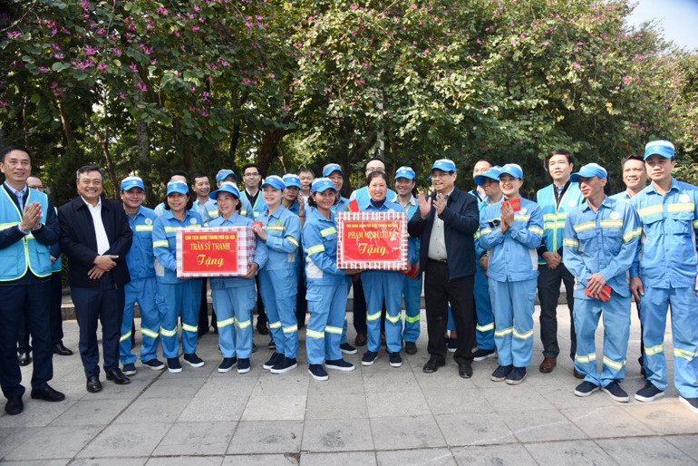 Thủ tướng Phạm Minh Chính tặng quà động viên, chúc Tết Tổ vệ sinh môi trường đang làm nhiệm vụ tại khu vực Tượng đài Lênin. Ảnh: TRẦN HẢI