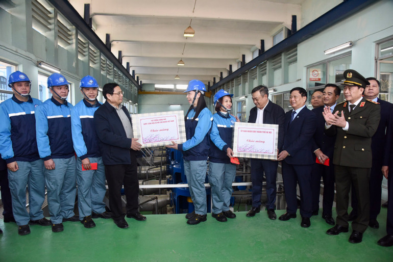 Thủ tướng Phạm Minh Chính tặng quà động viên, chúc Tết Công ty Nước sạch Hà Nội và Nhà máy nước Yên Phụ. Ảnh: TRẦN HẢI