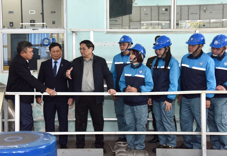Thủ tướng Phạm Minh Chính thăm khu vực sản xuất của Nhà máy nước Yên Phụ thuộc Công ty Nước sạch Hà Nội. Ảnh: TRẦN HẢI
