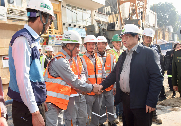 Thủ tướng Phạm Minh Chính đến thăm, động viên, chúc Tết , kiểm tra công tác ứng trực, thi công Ga S12 thuộc Dự án đầu tư xây dựng tuyến đường sắt đô thị Nhổn - Ga Hà Nội. Ảnh: TRẦN HẢI