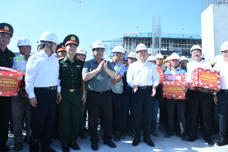 Thủ tướng Phạm Minh Chính tặng quà động viên, chúc Tết các đơn vị tham gia thi công Nhà ga hành khách T3 Cảng hàng không quốc tế Tân Sơn Nhất. Ảnh: THANH GIANG