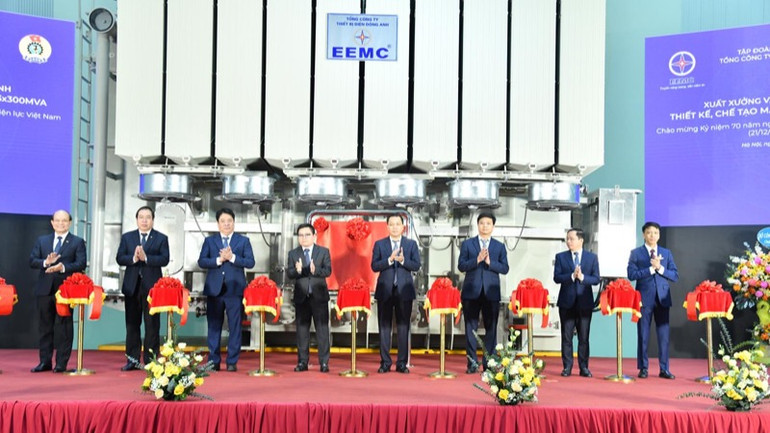 Lãnh đạo Bộ Công thương, EVN thực hiện nghi thức cắt băng khánh thành. (Ảnh: THANH GIANG)