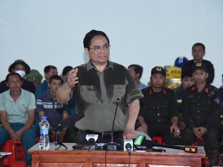 Thủ tướng Phạm Minh Chính phát biểu ý kiến tại cuộc họp nhanh. (Ảnh: TRẦN HẢI)