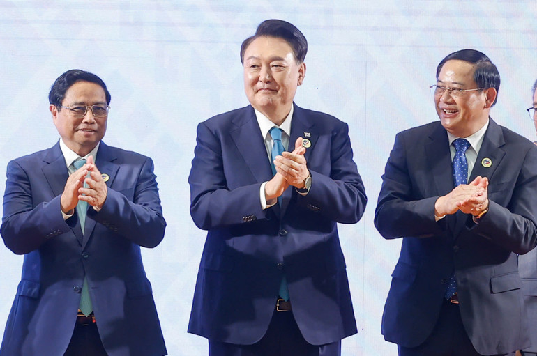 Thủ tướng Phạm Minh Chính, Tổng thống Hàn Quốc Yoon Suk Yeol và Thủ tướng Lào Sonexay Siphandone. (Ảnh: Nhật Bắc/VGP)
