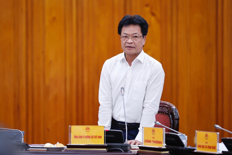 Đại diện lãnh đạo Tổng Công ty Đường sắt Việt Nam phát biểu ý kiến tại cuộc họp. (Ảnh: TRẦN HẢI)