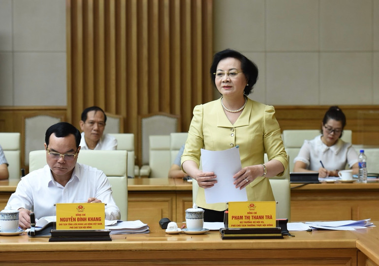 Bộ trưởng Nội vụ Phạm Thị Thanh Trà - Phó Chủ tịch Thường trực Hội đồng Thi đua-Khen thưởng Trung ương phát biểu ý kiến tại Phiên họp. (Ảnh: TRẦN HẢI) Bộ trưởng Nội vụ Phạm Thị Thanh Trà - Phó Chủ tịch Thường trực Hội đồng Thi đua-Khen thưởng Trung ương phát biểu ý kiến tại Phiên họp. (Ảnh: TRẦN HẢI)