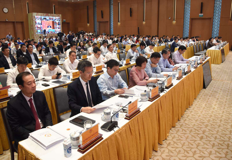 Lãnh đạo các bộ, ngành, cơ quan Trung ương và các đại biểu tham dự sự kiện (Ảnh: Trần Hải).