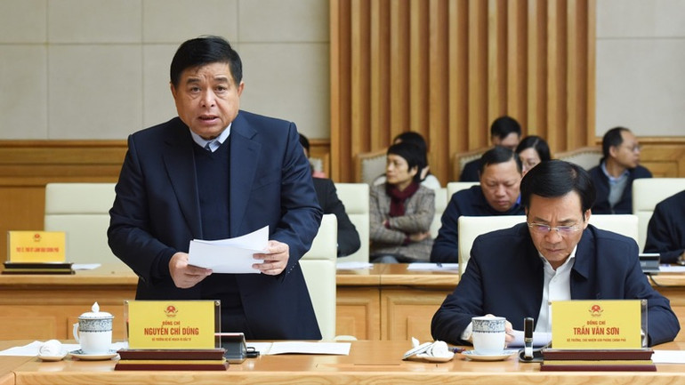 Bộ trưởng Kế hoạch và Đầu tư Nguyễn Chí Dũng báo cáo tại phiên họp. (Ảnh: TRẦN HẢI)