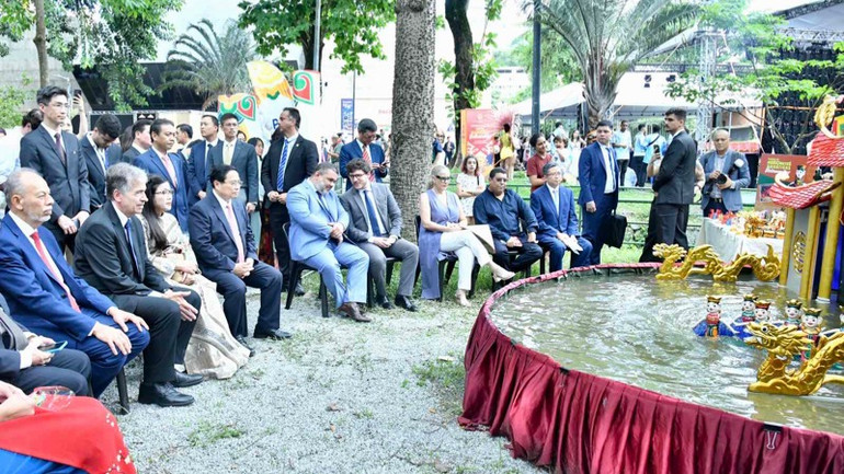 Thủ tướng Phạm Minh Chính và Phu nhân cùng các đại biểu thưởng thức tiết mục múa rối nước. (Ảnh: Thanh Giang)