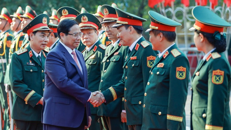 Thủ tướng Phạm Minh Chính với các tướng lĩnh, lãnh đạo Học viện Kỹ thuật Quân sự. (Ảnh: TRẦN HẢI)