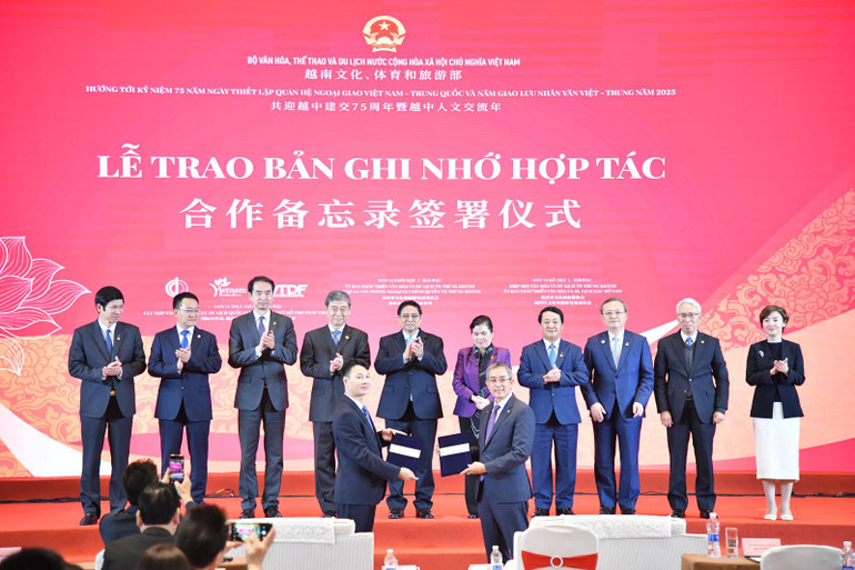 Thủ tướng Phạm Minh Chính chứng kiến lễ trao biên bản ghi nhớ hợp tác giữa Vietnam Airlines và Công ty TNHH Du lịch và khoa học kỹ thuật Nguyên Chi Lữ Quảng Châu. (Ảnh: Thanh Giang)